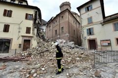 Another earthquake hits Italy, causing the collapse of buildings