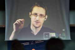 American intelligence claims Russia may hand over Snowden to US as gift