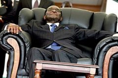 Zimbabwe: Robert Mugabe receives a massage chair as birthday gift from his cabinet ministers