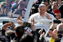 The Holy Father arrives in Indonesia for first stop on 12-day Asia-Pacific tour