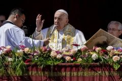 Pope Francis appeals to Russians on Ukraine in Easter Mass