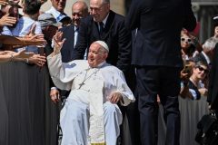 Vatican: The Holy Father awake and joking after hernia operation